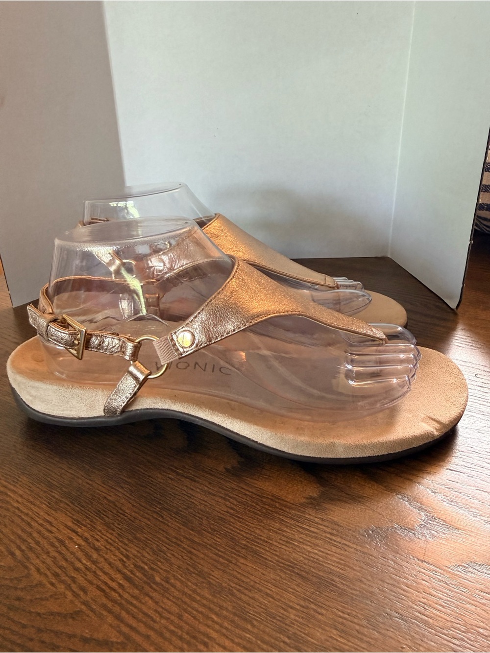 Vionic women’s Kirra Comfort Metallic sandal. Size 9